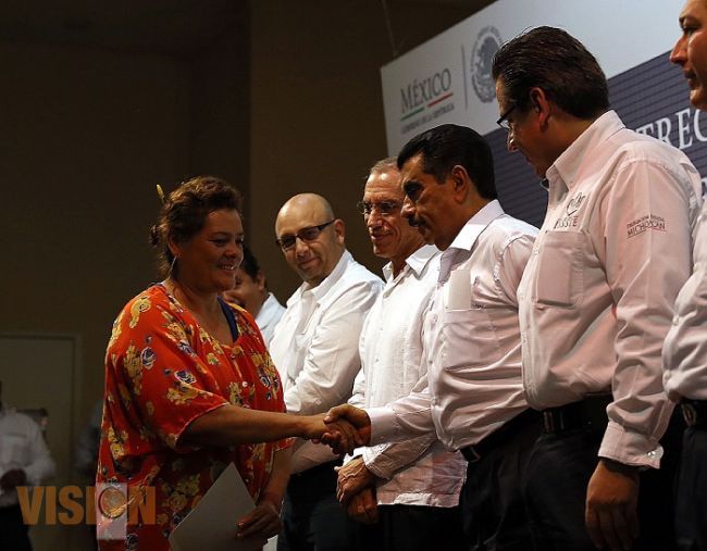 Entregan prestamos personales a pensionados y jubilados del ISSSTE de la región de Sahuayo