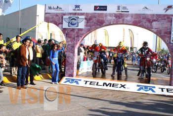 Da Silvano Aureoles banderazo de salida al campeon nacional deEnduro