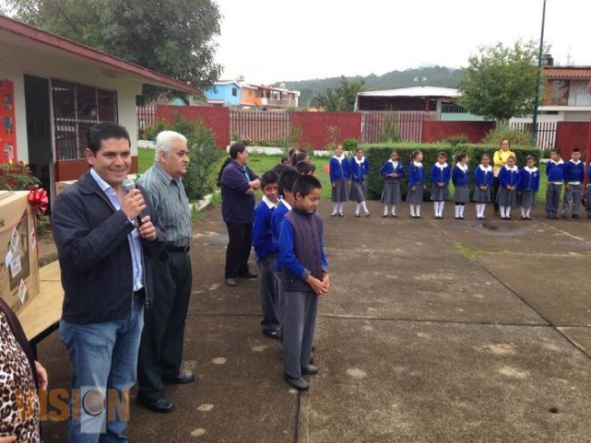 Coadyuva Ernesto Núñez con la educación, entrega equipo electrónico a escuelas de Morelia