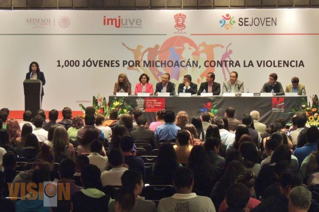 Se suman 1,000 jóvenes a favor de la paz en Michoacán.
