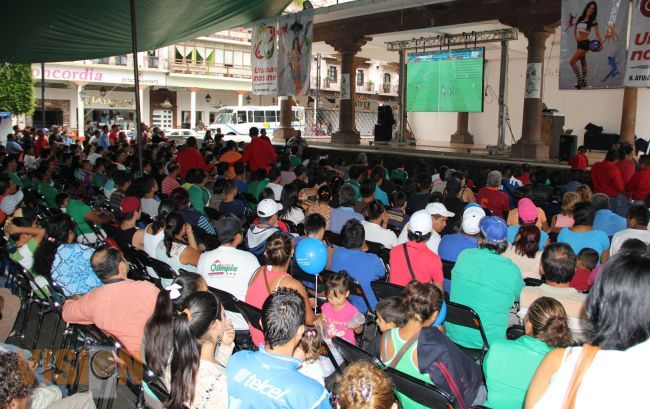 Euforia mundialista contagia a uruapenses en la plaza Morelos, en partido de México vs Croacia