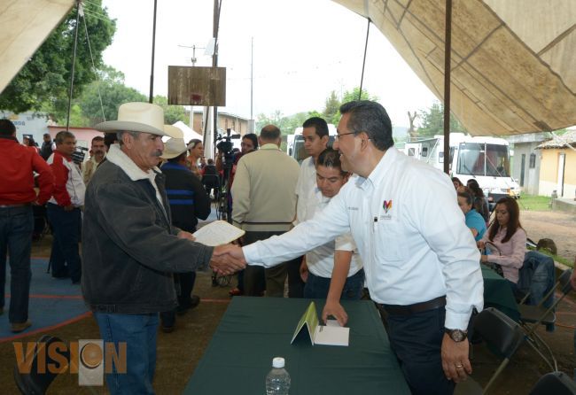 Resuelve WLM peticiones de comuneros de Chiquimitío en audiencia pública.
