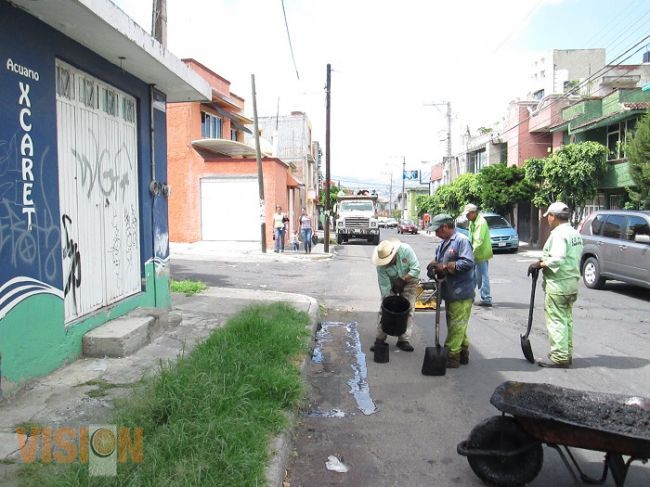 Continúan obras públicas con intenso trabajo de bacheo por lluvias