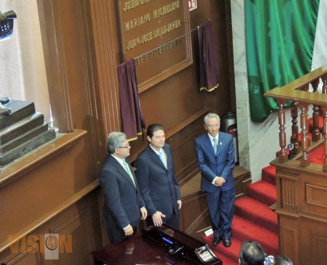 Develan placa con letras de oro el nombre de Don Vasco de Quiroga en el Congreso del Estado.