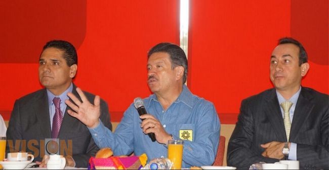 Carlos Navarrete realiza gira de trabajo por Michoacán, impulsa campaña de firmas 