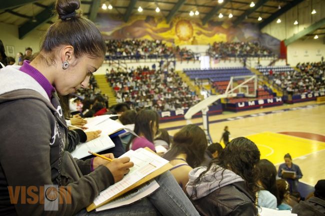 Aspirantes a Licenciatura realizan examen en la UMSNH