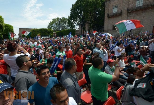 Conviven morelianos en la Plaza Juárez para ver el partido México-Holanda
