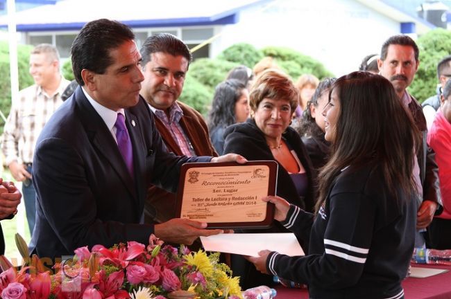 Reconocen jóvenes figura de Silvano al apadrinarlos en graduaciones