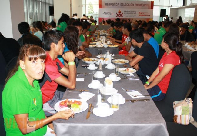 Ayuntamiento y SNTE dan calurosa bienvenida a la selección mexicana de atletismo