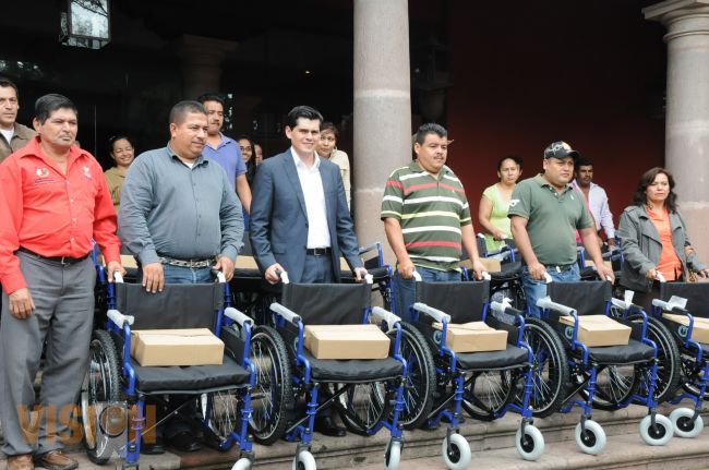 Gobierno del Estado entrega 30 sillas de ruedas a personas de escasos recursos de todo el Estado.