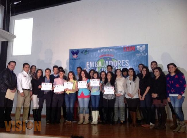Ayuntamiento de Morelia entrega 78 becas a jóvenes que viajaran al extranjero como Embajadores.