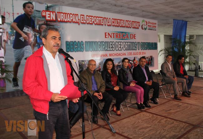 Aldo Macías entregó becas deportivas y culturales por 1.8 millones de pesos