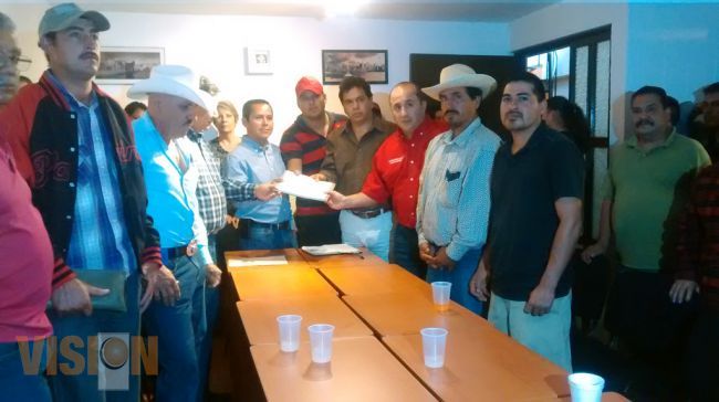 Ramón Hernández entrega proyecto carretero a Diputados Federales