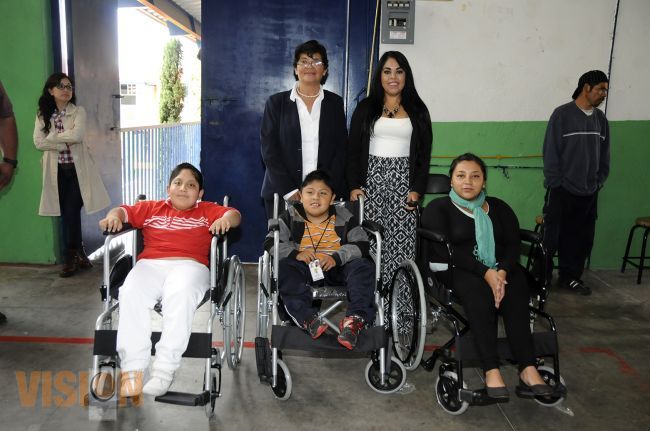 DIF Michoacán recibe donación de sillas de ruedas.