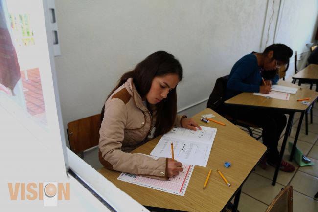 Realizan jóvenes examen de ingreso a escuelas normales.