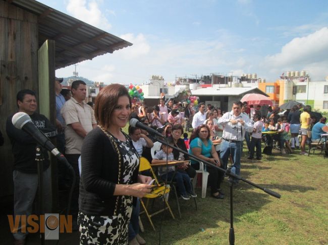 Apadrina Socorro Quintana primer generación de la Escuela Telesecundaria “Siervo de la Nación
