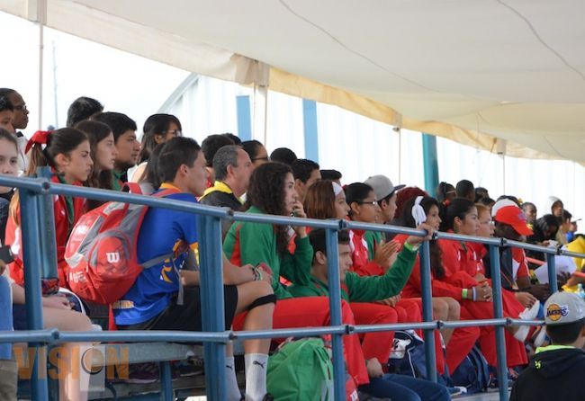 Porras, aplausos y alegría llenan las gradas del Deportivo Bicentenario
