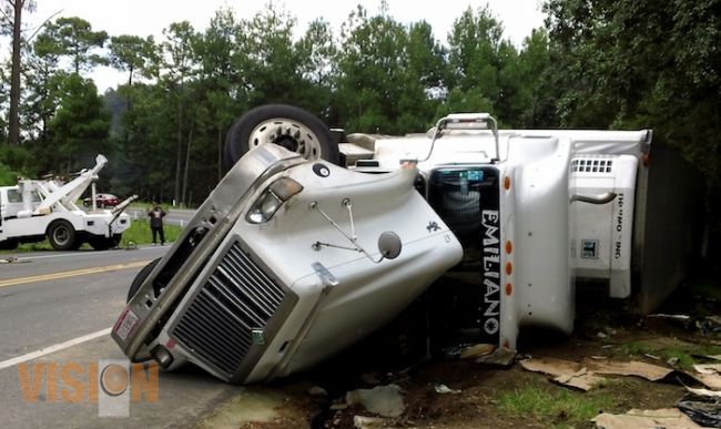 Aparatosa volcadura de tráiler, cerca de Zacán