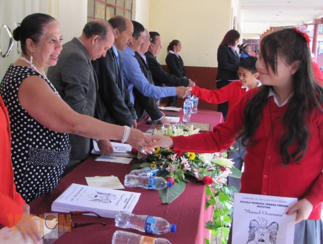 Alumnos de la escuela primaria Manuel Ocaranza recibieron certificado al concluir la primaria.