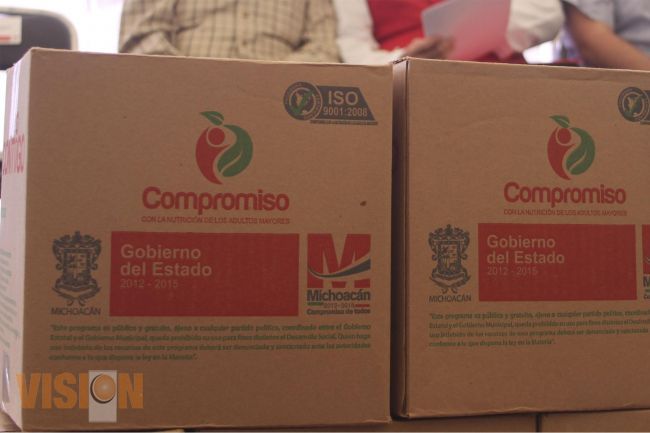 Entregan dotaciones alimentarias a adultos mayores.