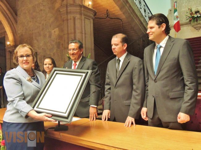 Recibe Catherine Rose Ettinger Mc Enulty la presea “Amalia Solórzano”. 