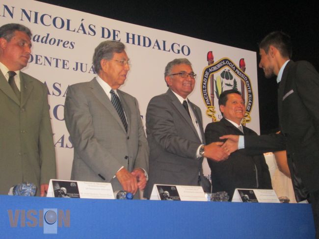 Apadrina Cuauhtémoc Cárdenas generación de egresados nicolaitas