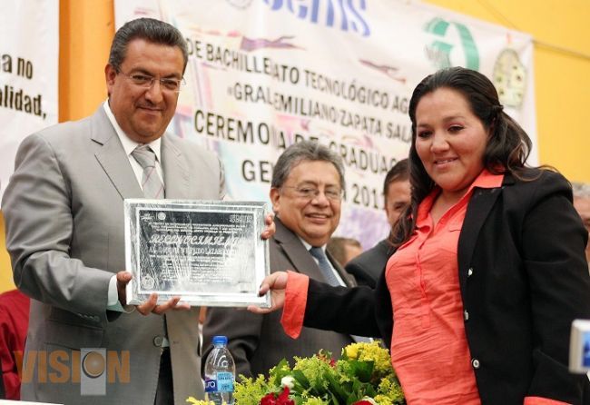 Apadrina Wilfrido Lázaro Generación 2011-2014 de Técnicos Agropecuarios y en Administración
