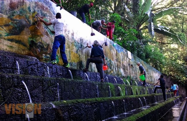 Dan mantenimiento a fuente  Eréndira y mural de Mapeco