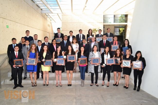 Reconoce UMSNH a 28 egresados acreedores al premio Excelencia EGEL-CENEVAL 2013.