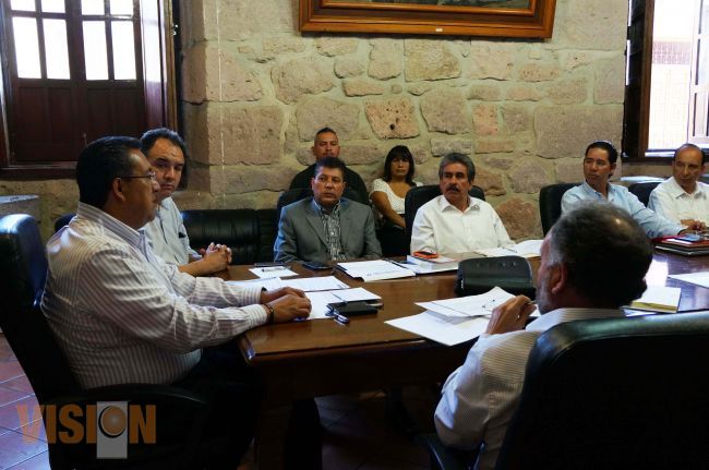 El presidente municipal, Wilfrido Lázaro Medina, atendió a un grupo social.
