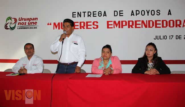 Entregan apoyos para establecer proyectos productivos a mujeres de escasos recursos