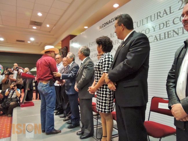Gobierno del Estado entrega Material Bibliográfico y de Cómputo a Bibliotecas de Tierra Caliente.