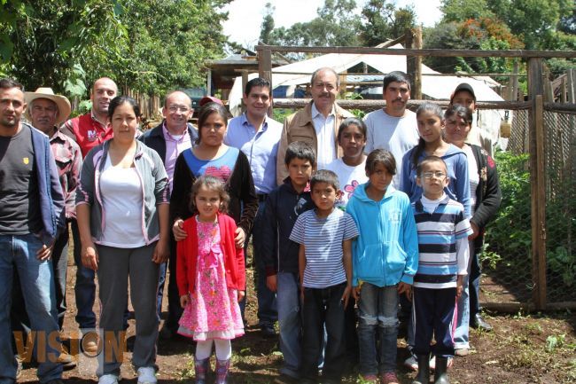 Supervisan Sepsol y Sedesol huertos de traspatio en la tenencia de Atécuaro.