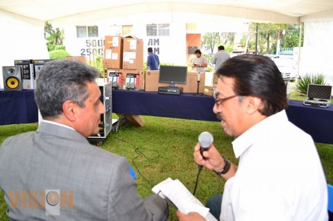 Rector de la UMSNH entrega equipo para Radio Nicolaita