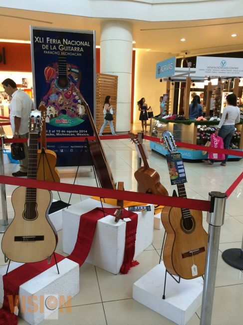 Promocionan la XLI feria de la guitarra de Paracho 2014.