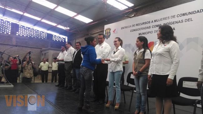 Entregan apoyos a mujeres indígenas de Morelia.