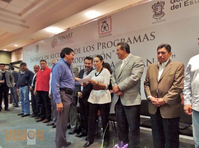 FONART y CASART entregan recursos por 6 millones a artesanos michoacanos.