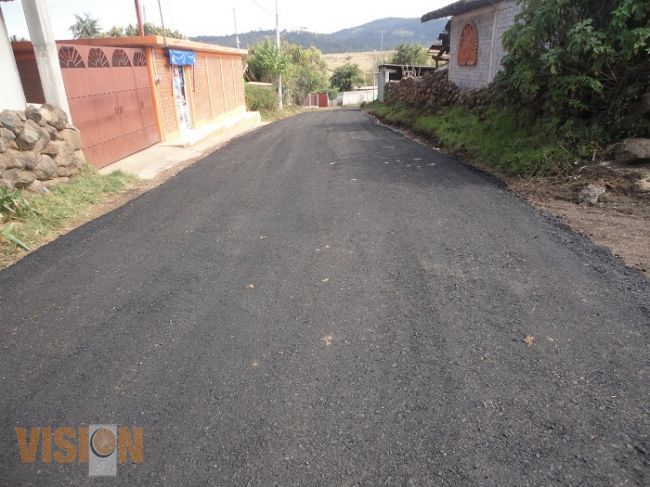Obras públicas municipales construye y mejora tres caminos rurales