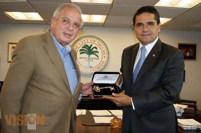 Recibe Silvano las llaves de la ciudad de Miami