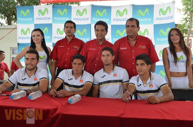 JUGADORES DEL MONARCAS, CONVIVEN CON MILES DE AFICIONADOS DE URUAPAN.