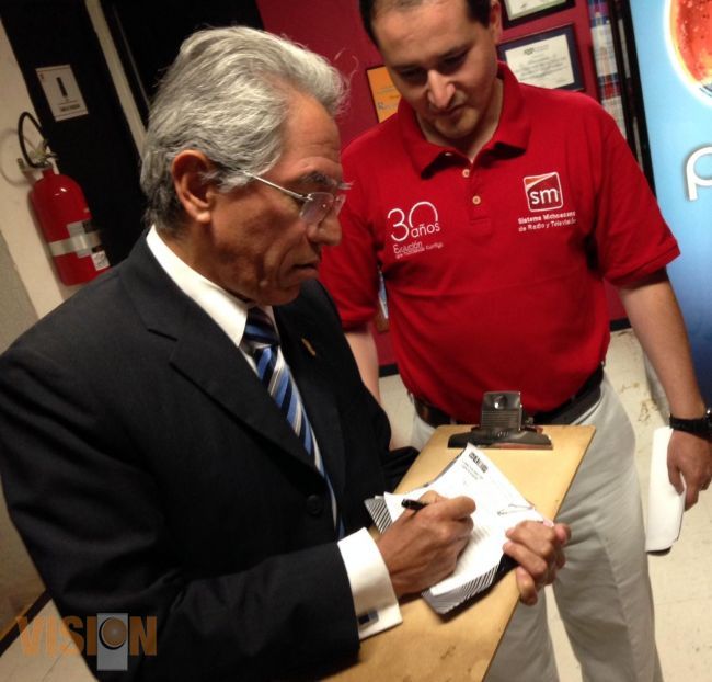 El gobernador Salvador Jara se registra en la carrera atlética del XXX aniversario del SMRTV.