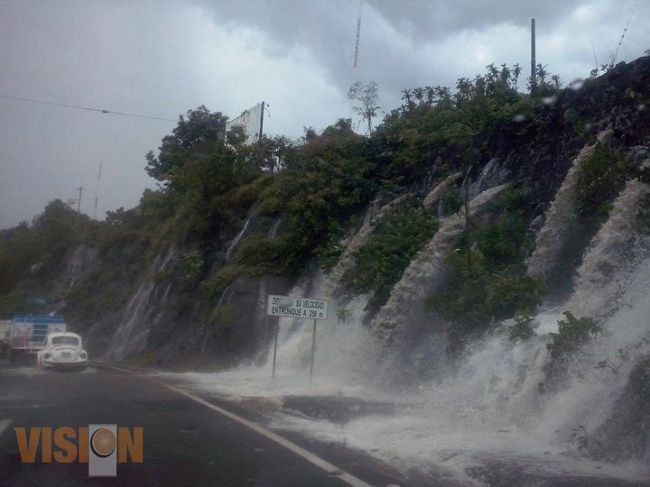 Fuerte lluvia con vientos huracanados en Uruapan