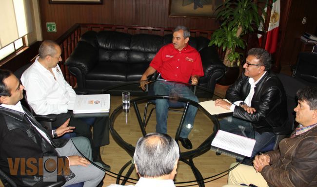 Aldo Macías refrenda su compromiso con la educación