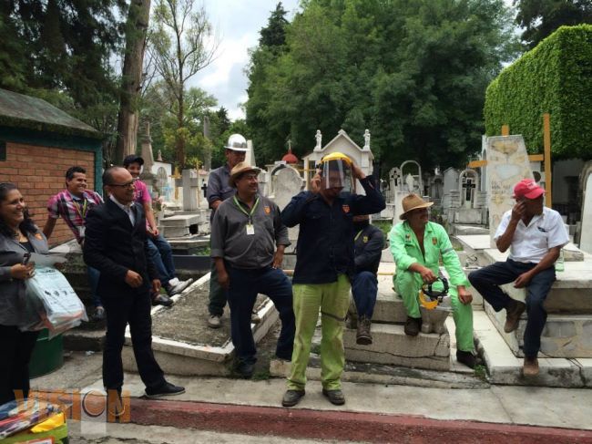 Ayuntamiento de Morelia y SSM fumigan panteón municipal.