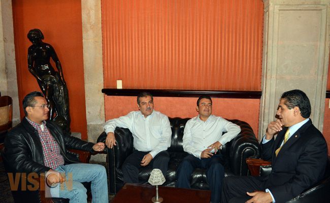 Liderazgos del PRD refrendan unidad del partido y abordan temas de relevancia estatal.