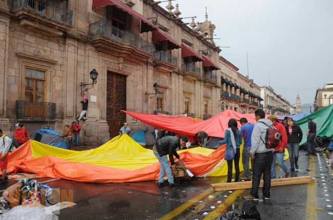 Levantaron plantón los normalistas 