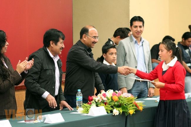 Entrega Ayuntamiento de Morelia becas a niños con promedio de diez