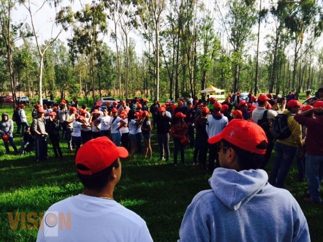 Jóvenes rejuvenecen bosques de Michoacán