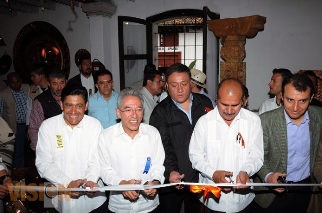 Mantener vivas las tradiciones, compromete Jara Guerrero ante artesanos