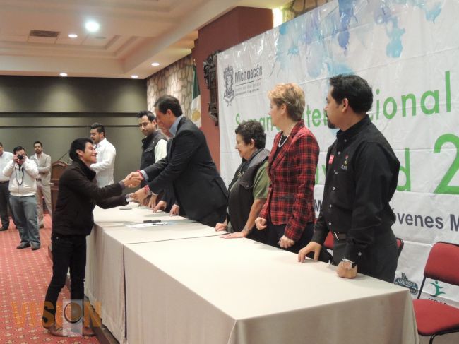 Sejoven entrega becas a jòvenes michoacanos.